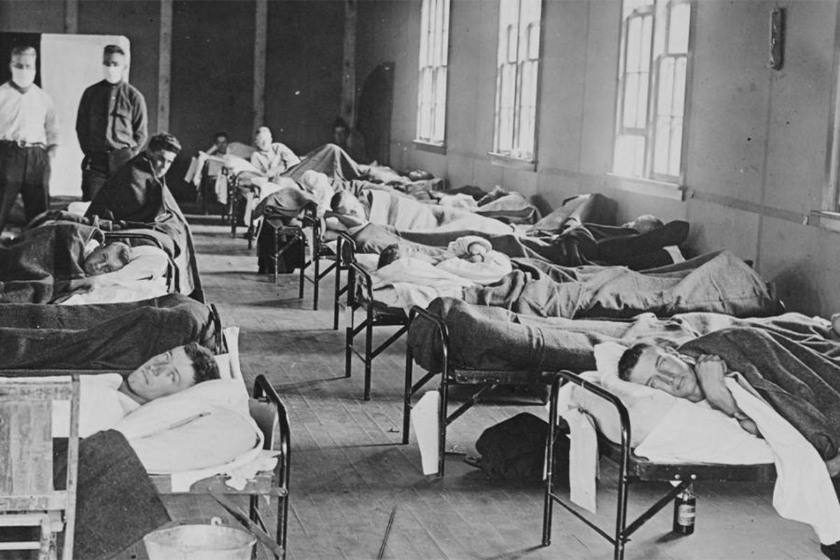 Грипп умирают люди. Испанка Пандемия 20 века. Эпидемия 1918 года в мире испанка грипп. Пандемия испанка испанка.