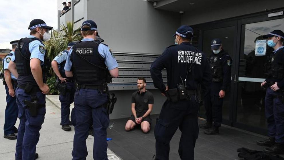 Police detain a man after checking his identification in Sydney on September 18, 2021, following calls for an anti-lockdown protest rally amid the coronavirus pandemic ©  Saeed Khan / AFP