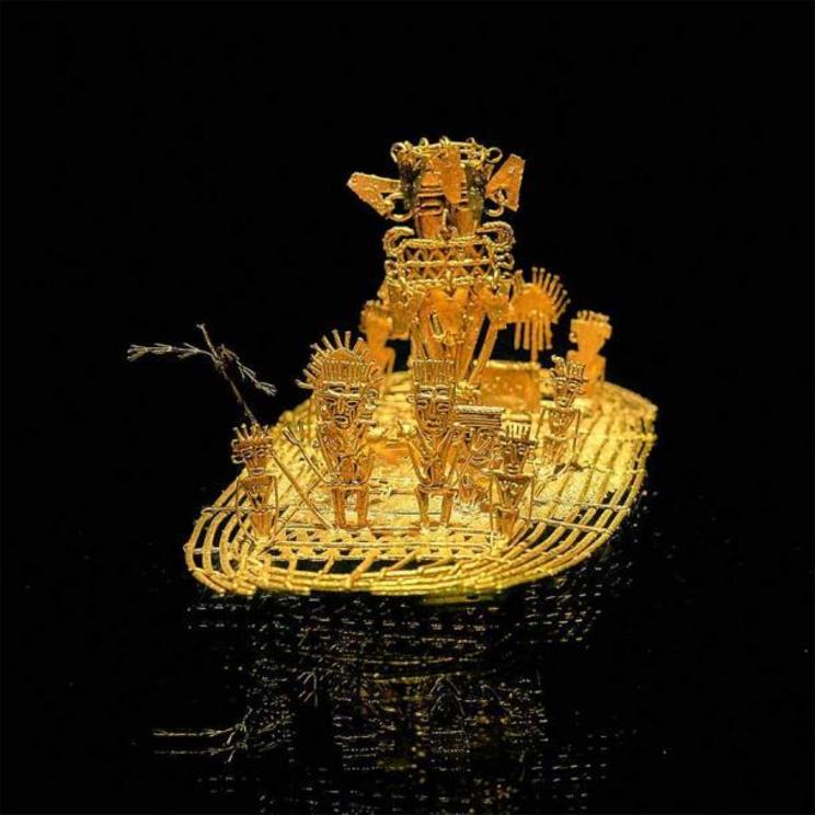 The myth of El Dorado comes from this object and the legend behind it. The zipa or Muisca king used to cover his body in gold dust. And from his raft, he offered treasures to the Guatavita goddess in the middle of the sacred lake. This old Muisca traditio