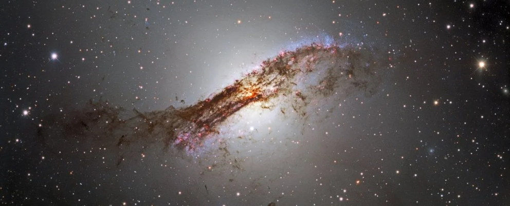 Spectacular pic of one of our weirdest galactic neighbors reveals ...