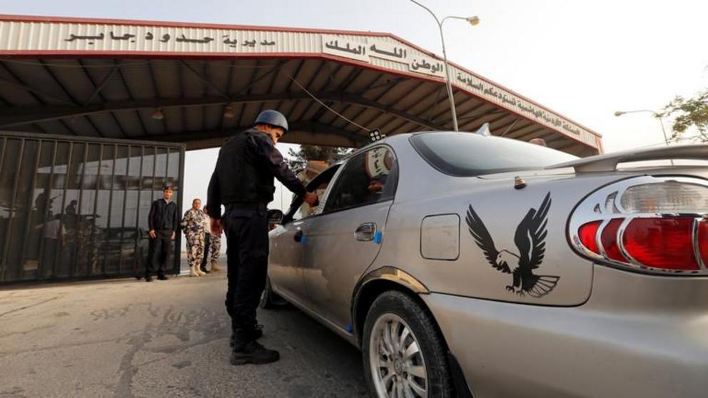 FILE PHOTO. A Jordanian policeman checks a car at Jordan's Jaber border crossing checkpoint near Syria's Nasib checkpoint, near Mafraq, Jordan. © Reuters / /Muhammad Hamed