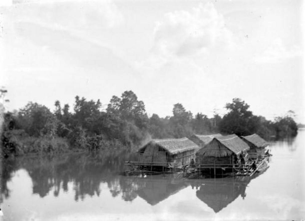 Timber raft houses on the Musi River before 1917.