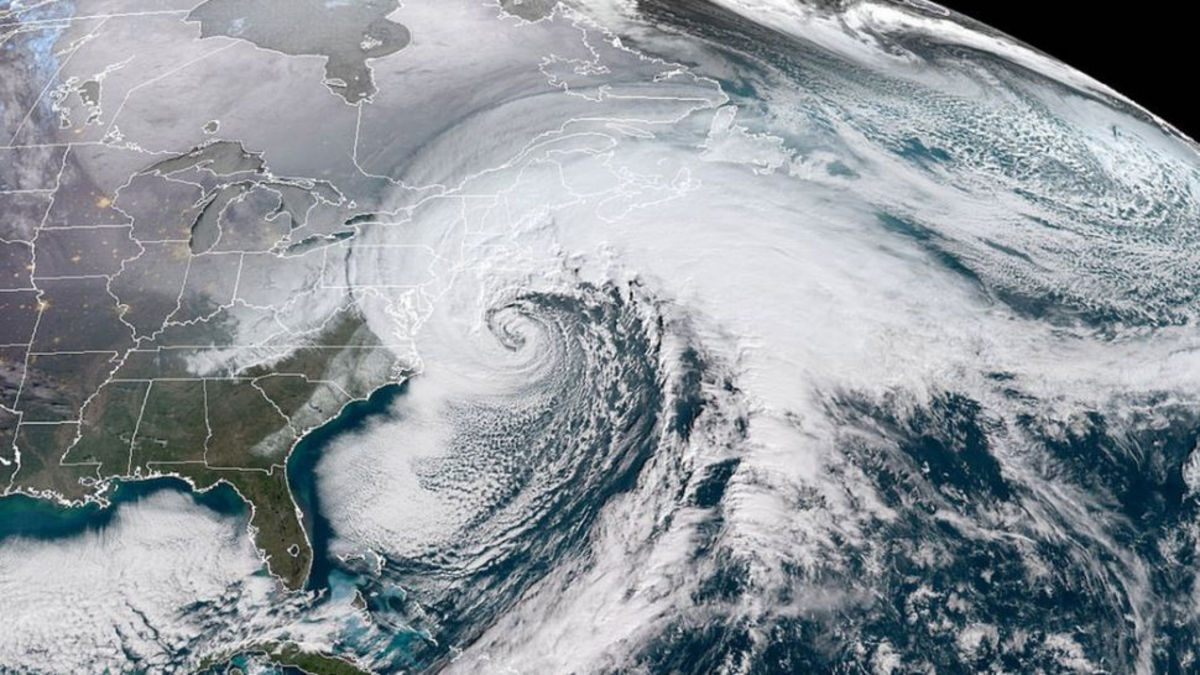 'Bomb cyclone' set to bring blizzards and hurricane-force winds to the ...