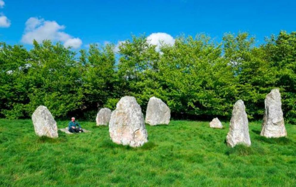 Duloe Stone Ring, Cornwall. Duloe stone circle or Duloe circle is a stone circle near the village of Duloe, located 5 miles (8.0 km) from Looe in southeast Cornwall, England.