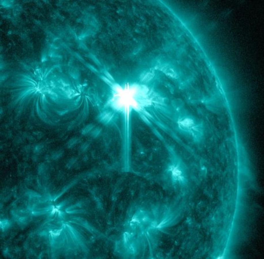 Вспышки на солнце 29. Космическое солнце. Солнце из космоса. Космические лучи. Солнечная вспышка 2022.