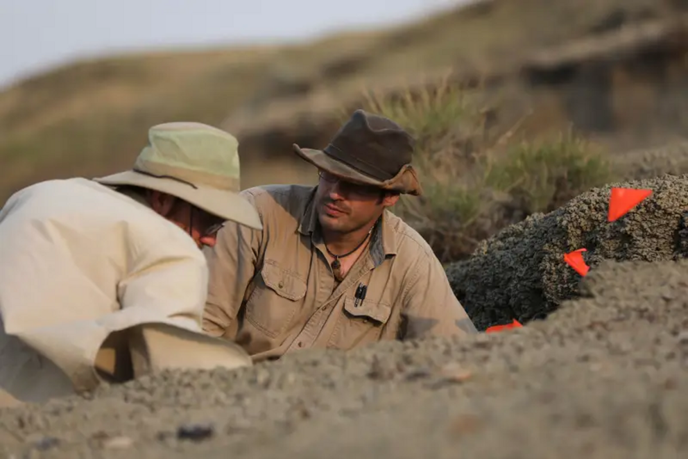 Tanis dig-leader Robert DePalma talks with a colleague. 