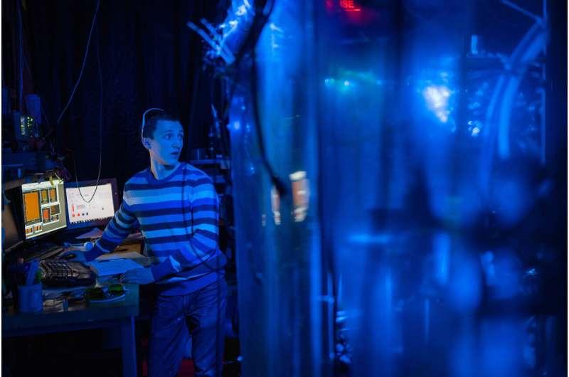 Quantum Simulator Shows How Parts Of Electrons Move At Different Speeds ...