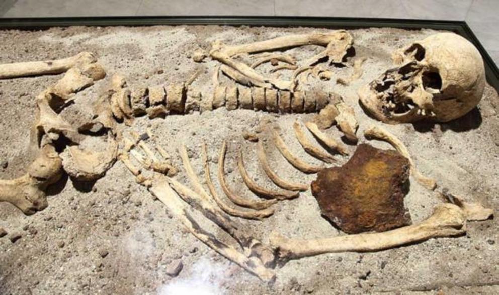 An 800-year-old skeleton found in Bulgaria stabbed through the chest with iron rod.