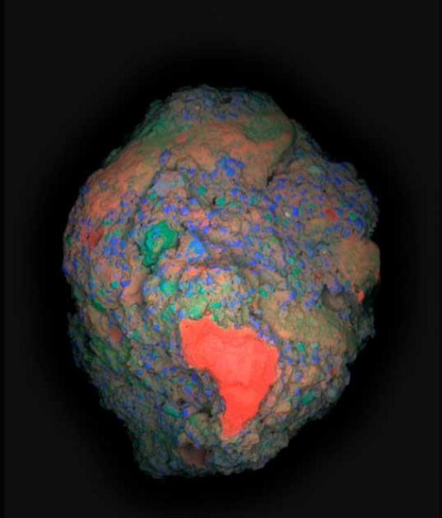 A calcium-rich lime clast (in red), which is responsible for the unique self-healing properties in this ancient material, is clearly visible in the lower region of the large-area elemental map (Calcium: red, Silicon: blue, Aluminum: green) of a 2 cm fragm