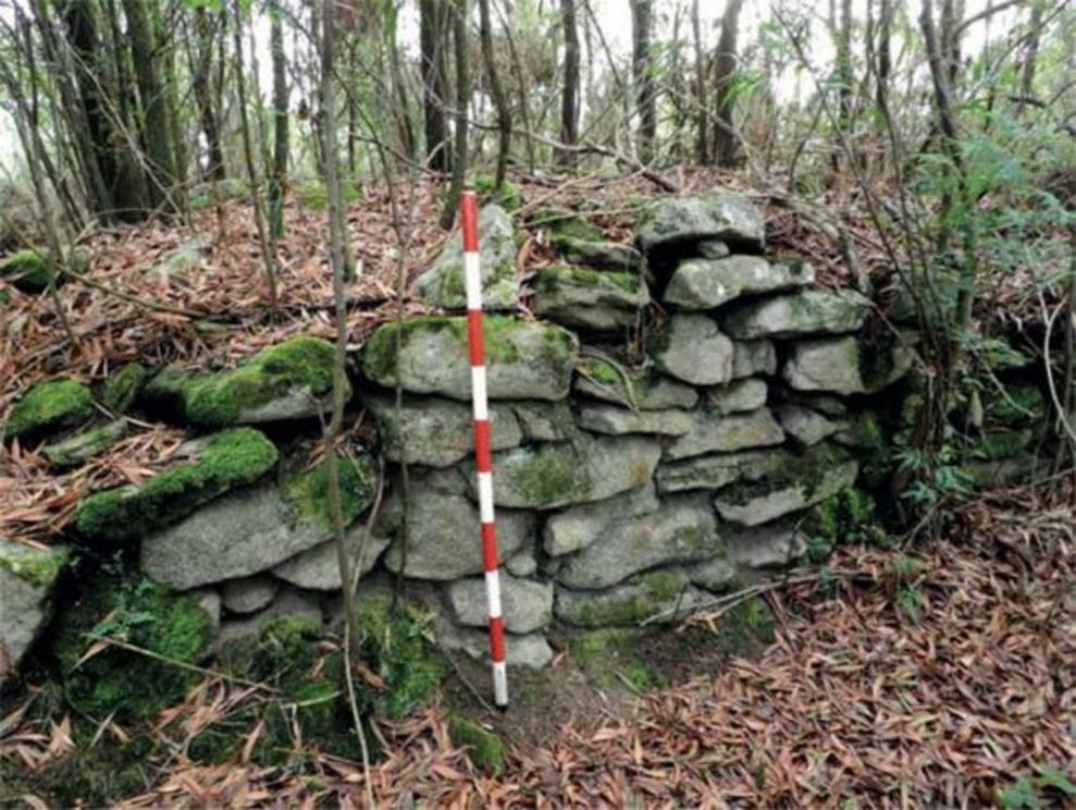 Remains of the wall which once surrounded the medieval fortress at Castro Valente.