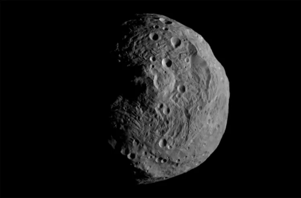 Il picco al centro del cratere Rheasilvia su Vesta sale da 12 a 16 miglia (da 19 a 26 km) dalla sua base.