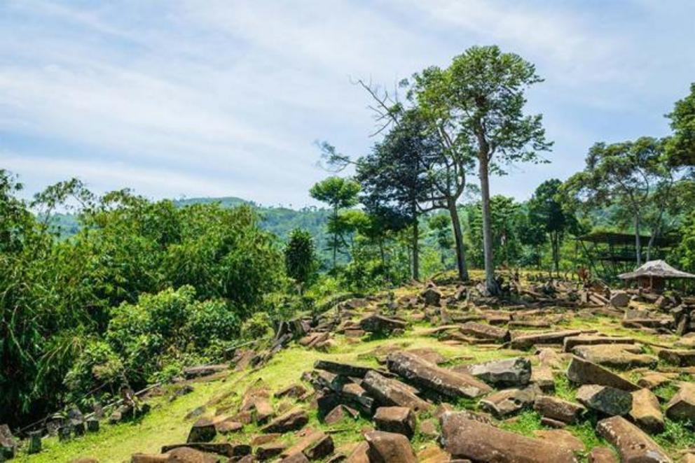 The many seemingly manmade rocks at  Gunung Padang are explained as naturally occurring formations by geologists.