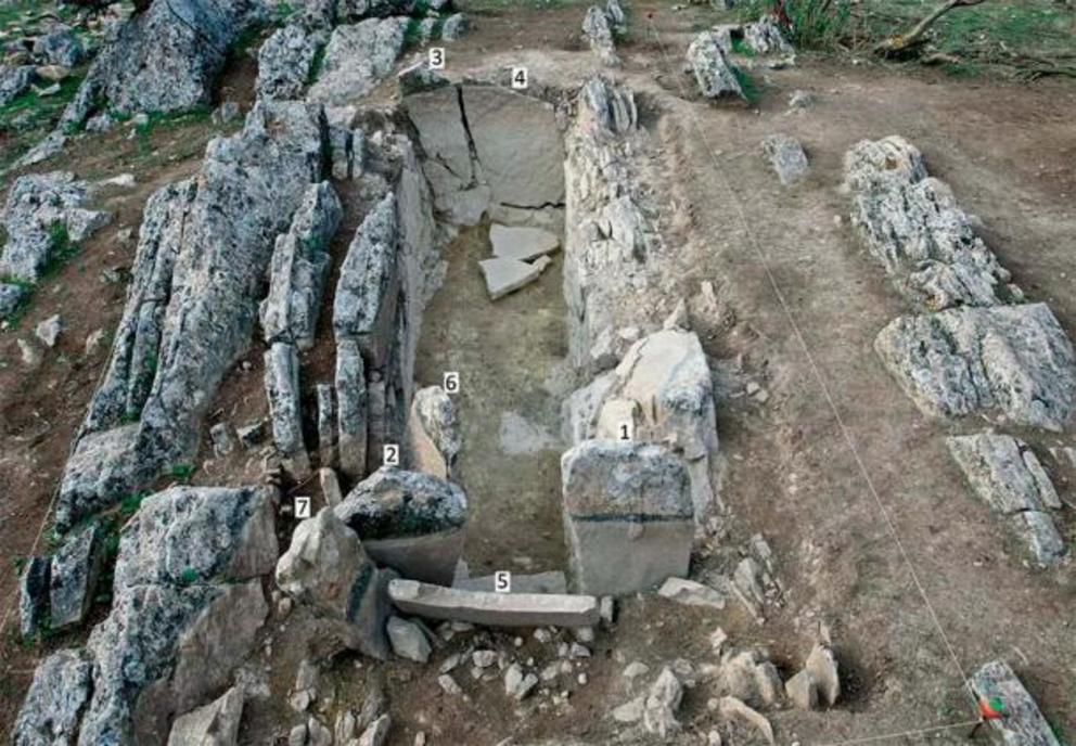 General view of the excavated Piedras Blancas tomb or megalithic grave from the east, with numbering of the stones. At the far end, the two ‘arrow-like’ slabs attached to the bedrock.