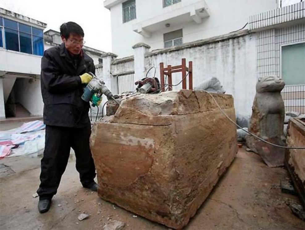 Road workers unexpectedly discovered the tomb of a woman, now known as the Taizhou mummy, who was buried during the time of the Ming Dynasty in China.