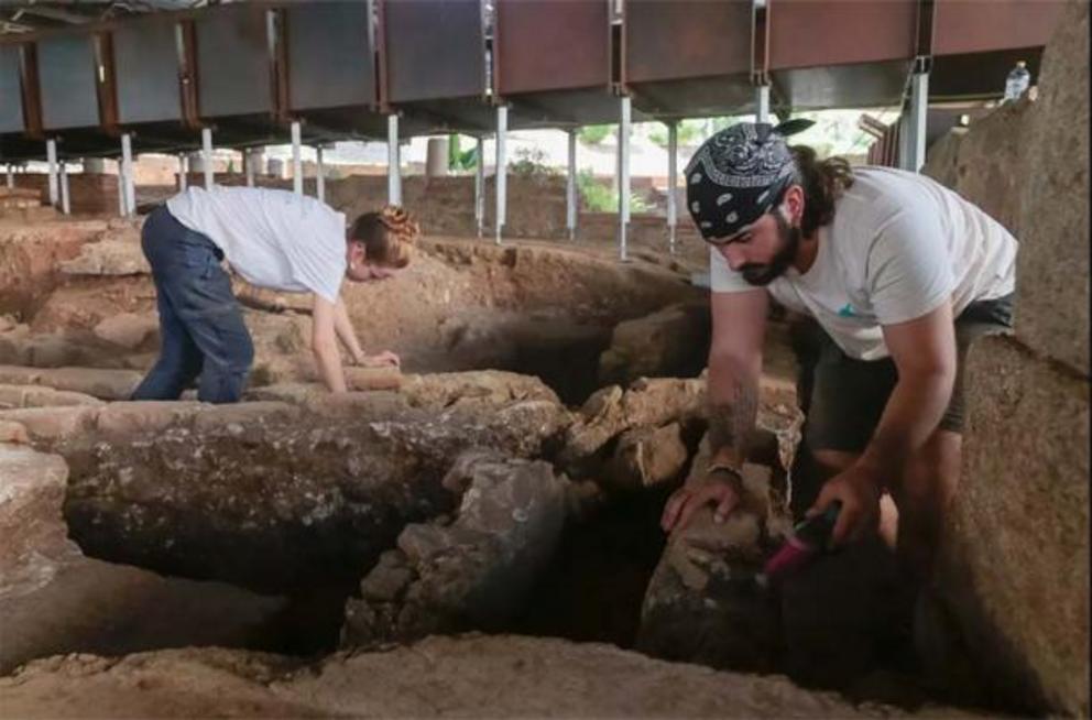 The House of the Amphitheater, where the Roman baths have been excavated, is in an exceptional state of preservation.