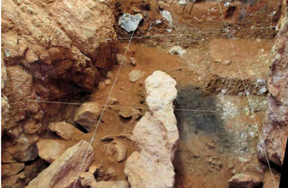 Excavation in the Gruta de Oliveira. Credit: João Zilhão