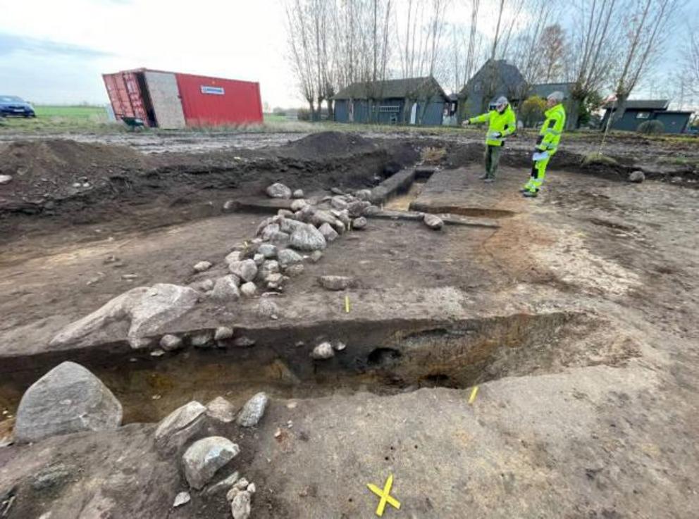 A semicircular Neolithic stone structure in the eastern part of the excavation area has been cleared.