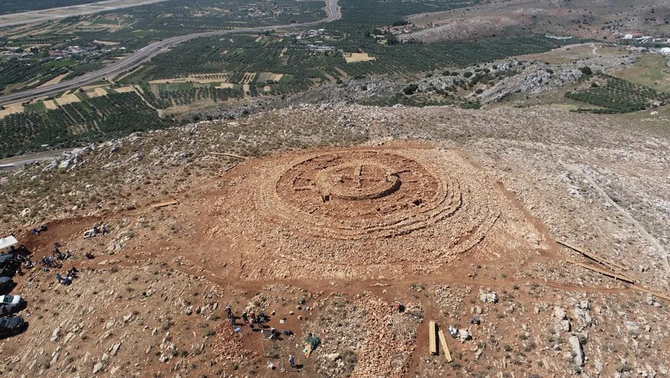 Mysterious 4000-year-old 'palace' With Maze-like Walls Found On Greek ...